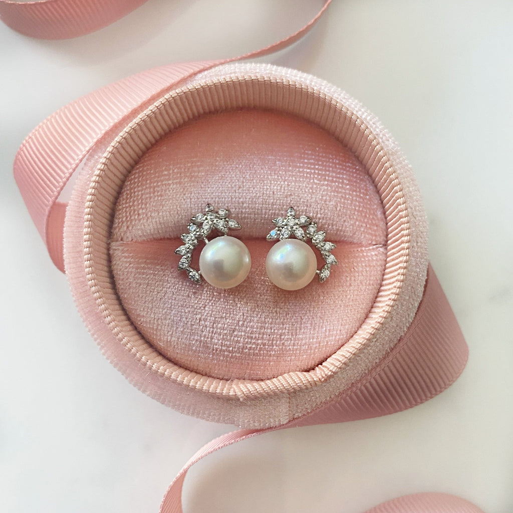 Round White Shell Pearl With Half flowers around | The Shop'n Glow